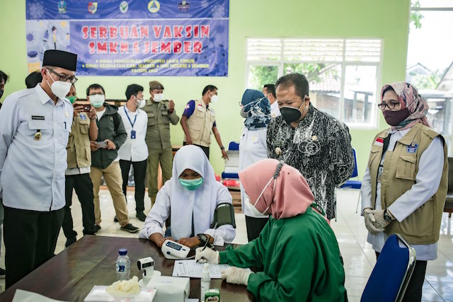 Bupati Hendy Pantau Pelaksanaan Vaksinasi Pertama bagi Siswa-siswi di SMKN 5 Jember